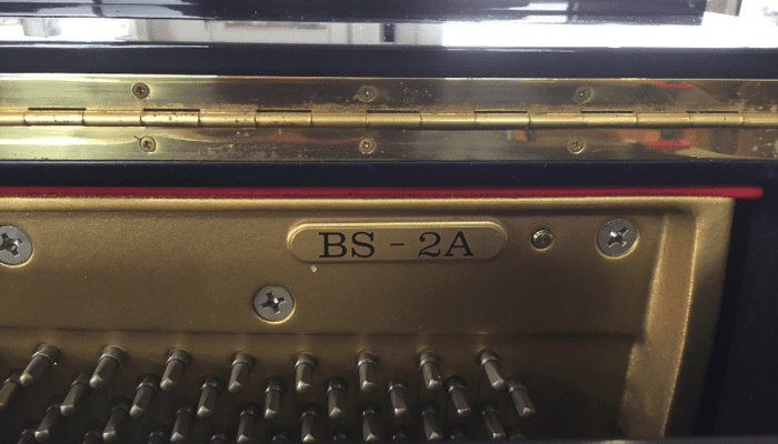 アップライトピアノの機種名・製造番号の調べ方　カワイピアノの例