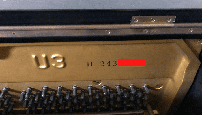 アップライトピアノの機種名・製造番号の調べ方　ヤマハピアノの例