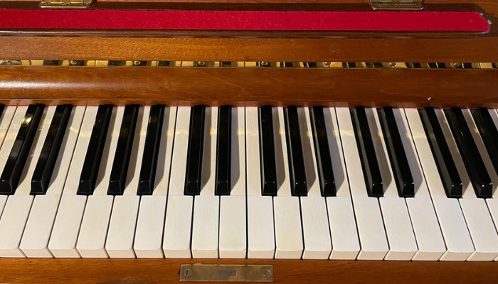 象牙の鍵盤のピアノ