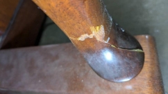 大きな傷、故障があるピアノ