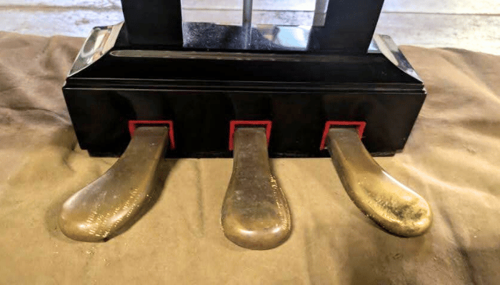 グランドピアノのぺダル