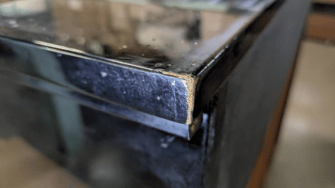 中の木の部分が見えるくらい深い傷がある