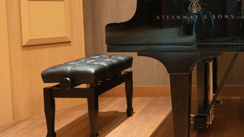 保証書や椅子などの付属品が無いグランドピアノ
