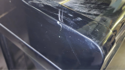 傷や汚れがある古いピアノ