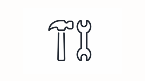 傷や汚れが付いている古いピアノ