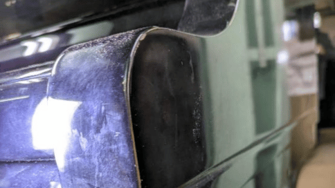 古い、傷のあるグランドピアノ