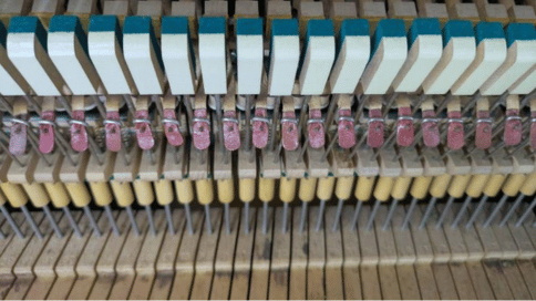 古いピアノの一部で音が出ない