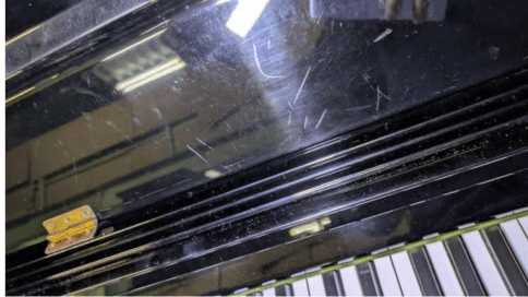 小さな傷が複数箇所ある