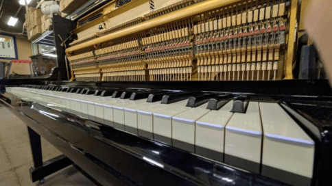 長期間、調律を行っていない古いピアノ